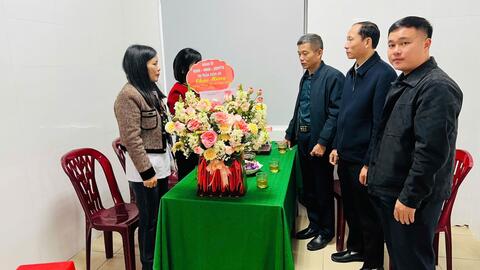 Lãnh đạo thị trấn đến tặng hoa chúc mừng ngày 27/2 ngày thầy thuốc việt nam cho trạm y tế Xuân An